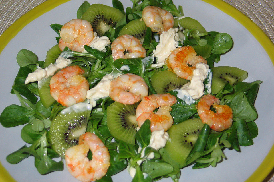 Feldsalat mit Shrimps und Kiwis