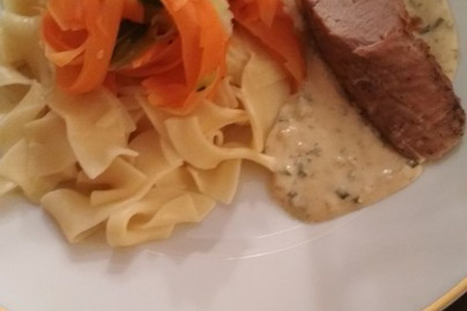 Schweinefilet mit Gemüseparpadelle und Frischkäsesoße