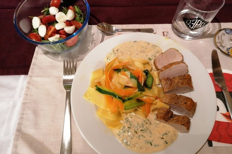 Schweinefilet mit Gemüseparpadelle und Frischkäsesoße