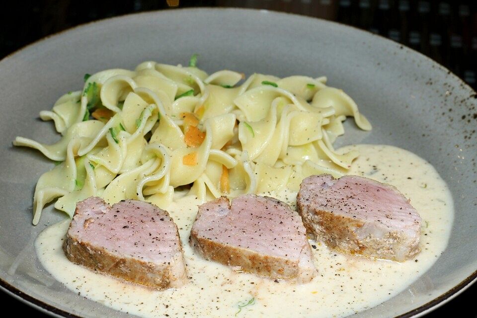 Schweinefilet mit Gemüseparpadelle und Frischkäsesoße