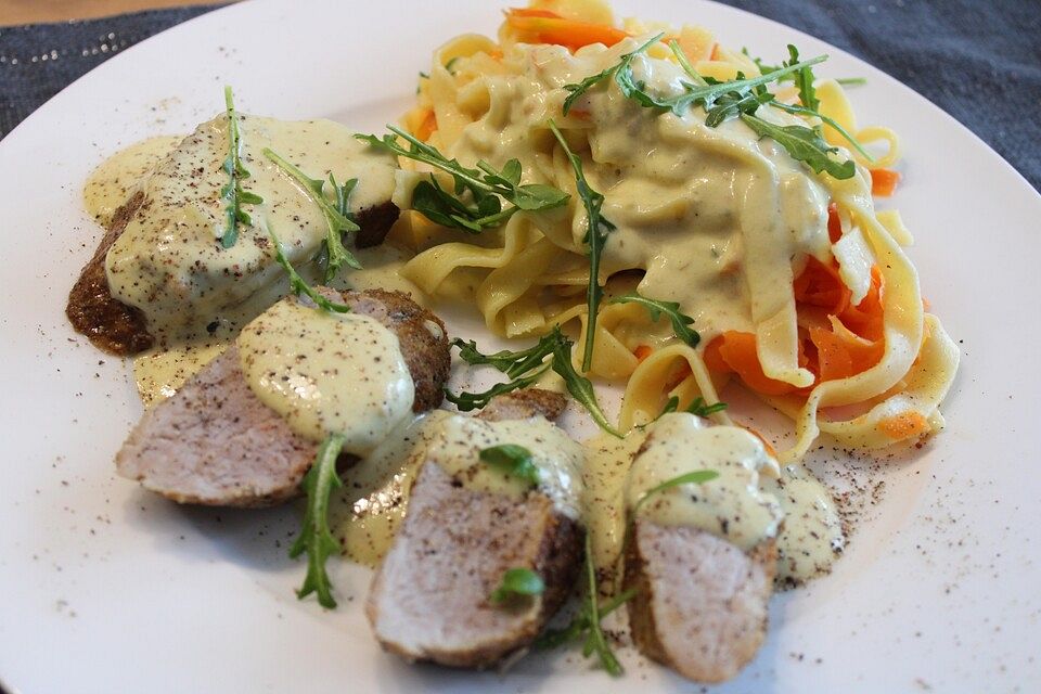 Schweinefilet mit Gemüseparpadelle und Frischkäsesoße