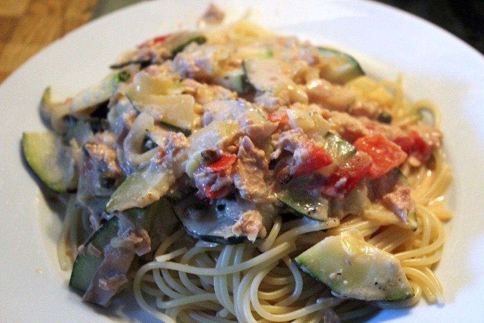 Spaghetti mit Zucchini - Thunfisch - Soße