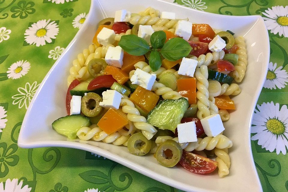 Griechischer Nudelsalat