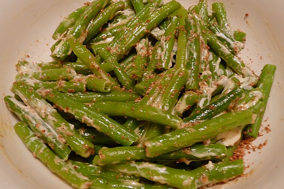 Grüner Bohnensalat mit Mayonnaise und geröstetem Sesam