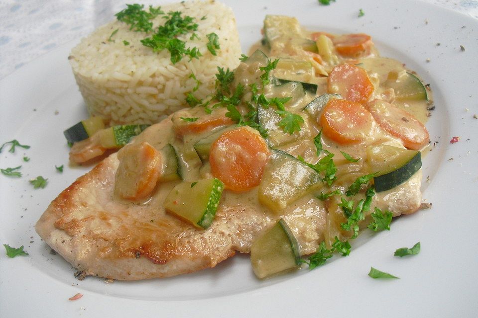 Putenschnitzel in Zucchini-Karotten Sauce