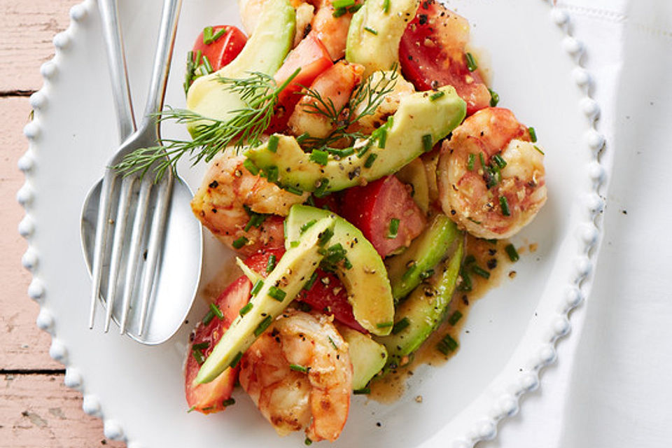 Tomaten - Avocado - Salat mit gebratenen Garnelen