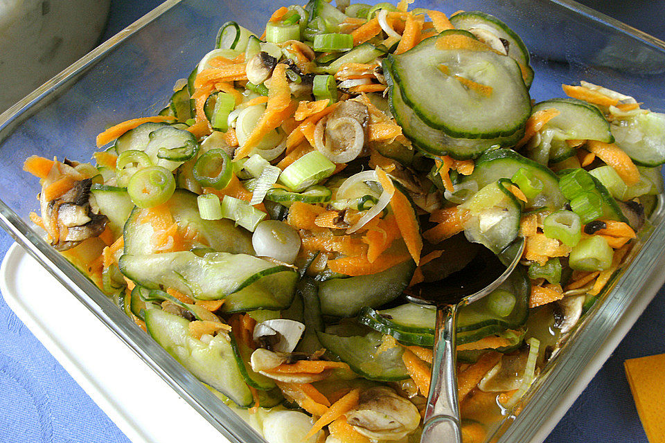 Scharfer süß - saurer thailändischer Gurken - Möhren - Salat