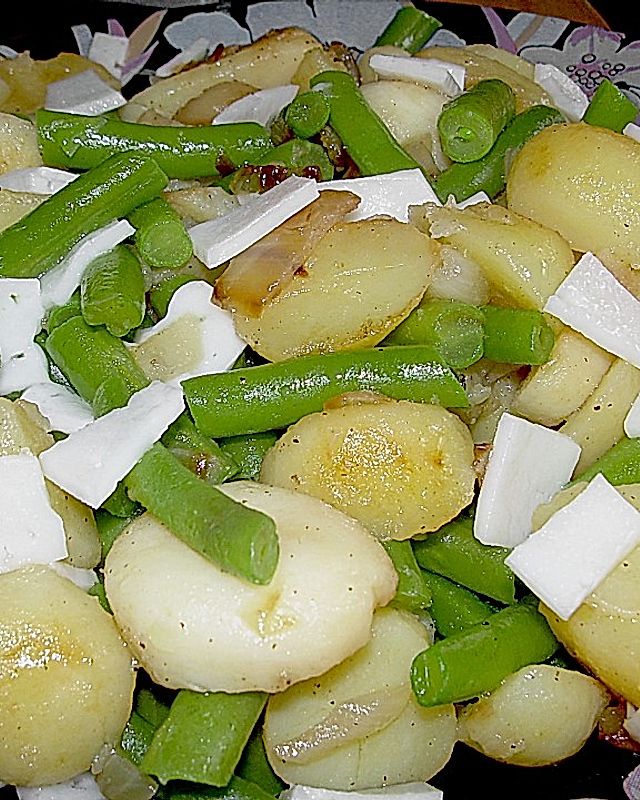 Kartoffelpfanne mit grünen Bohnen und Ziegenkäse