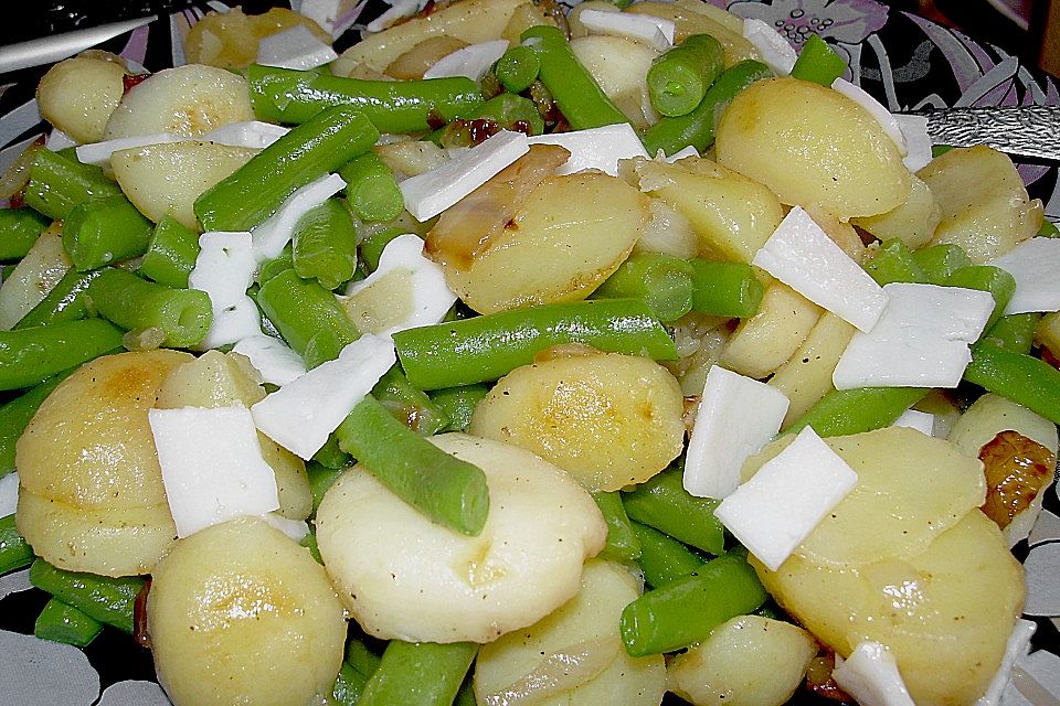 Kartoffelpfanne mit grünen Bohnen und Ziegenkäse