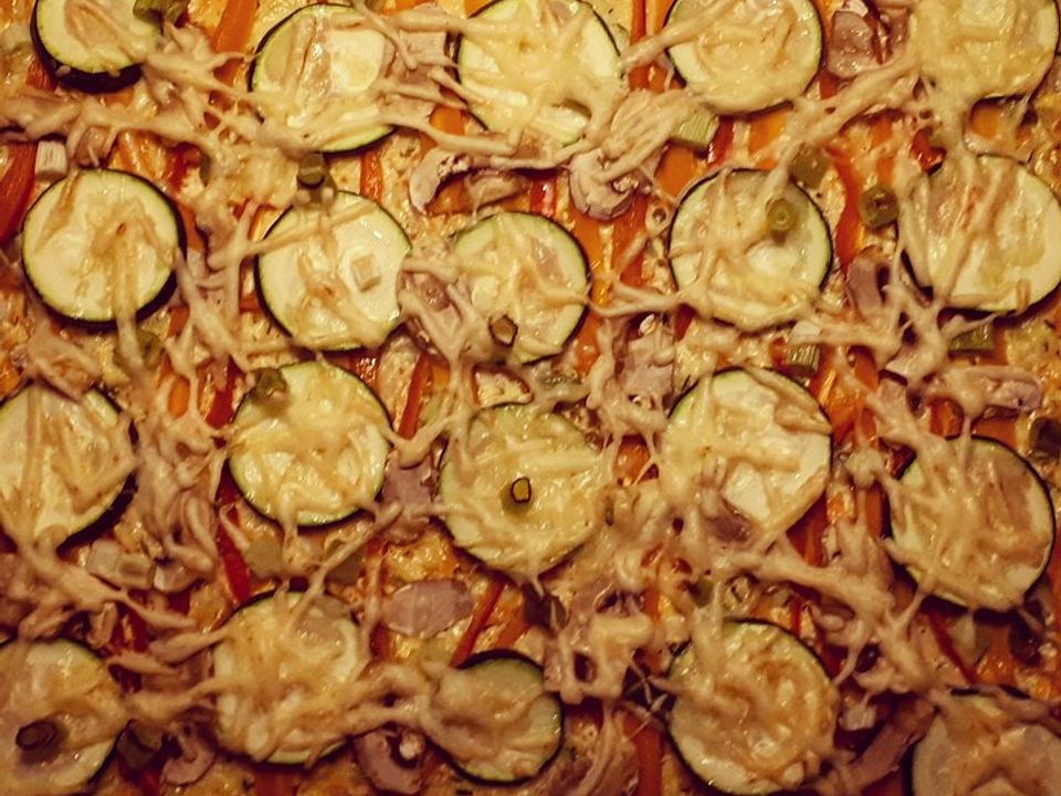 Gemüsepizza mit Zucchini und Karotten von schagglin| Chefkoch