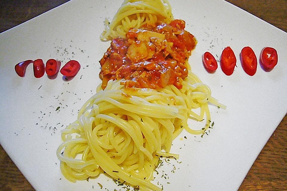 Spaghetti mit Thunfisch - Sardellen - Tomatensauce