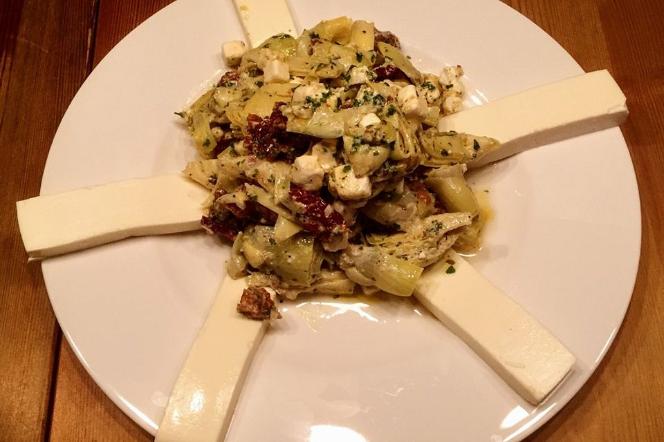 Artischocken - Salat mit getrockneten Tomaten und Schafskäse