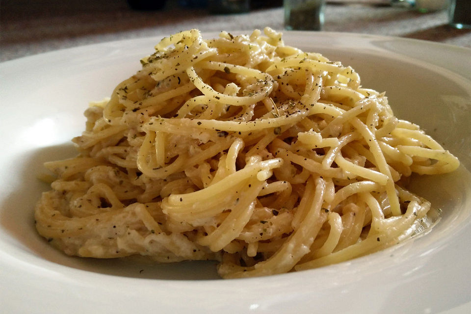 Spaghetti mit Frischkäse und geräucherter Forelle