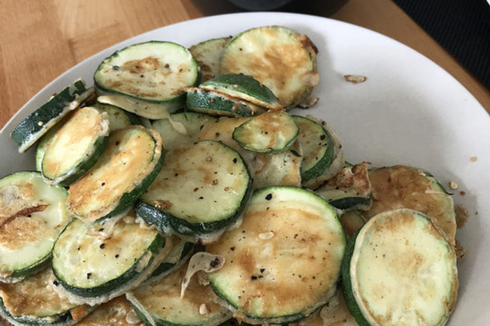 Frittierte Zucchini im Teig