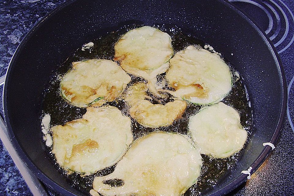 Frittierte Zucchini im Teig