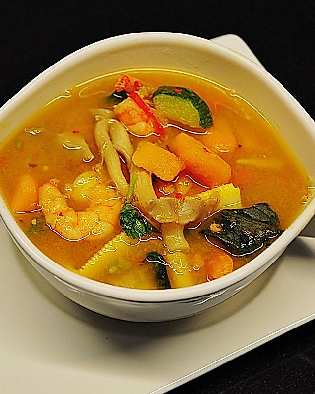 Gaeng Liang  -  würzige thailändische Suppe mit Kürbis und Garnelen