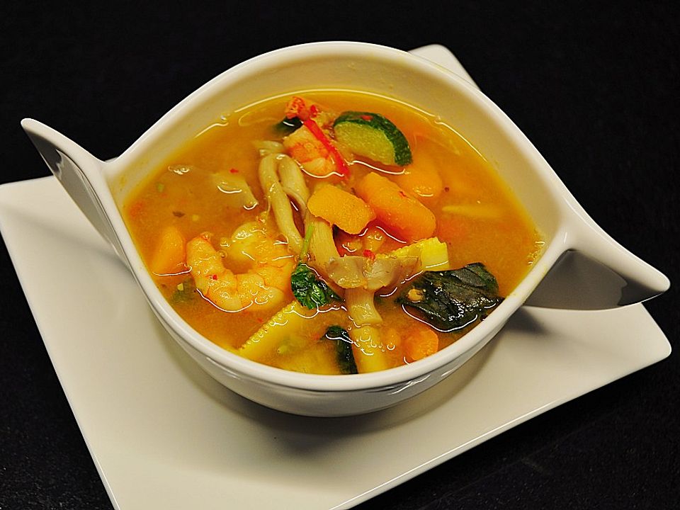Gaeng Liang - würzige thailändische Suppe mit Kürbis und Garnelen von ...