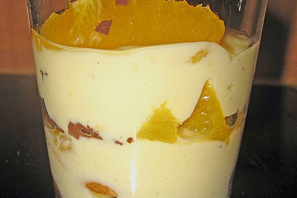 Orangenbecher mit Pudding