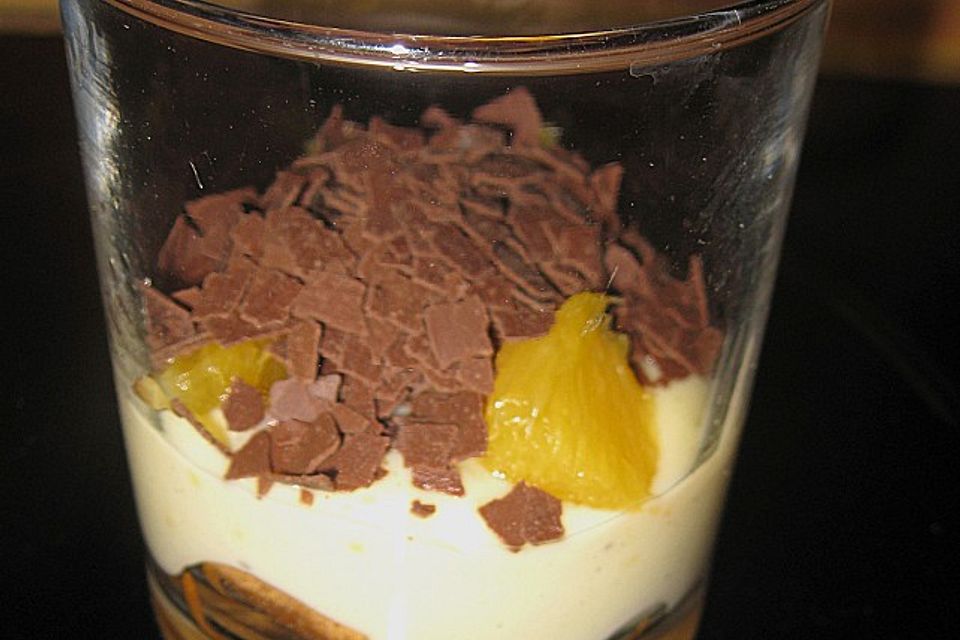Orangenbecher mit Pudding