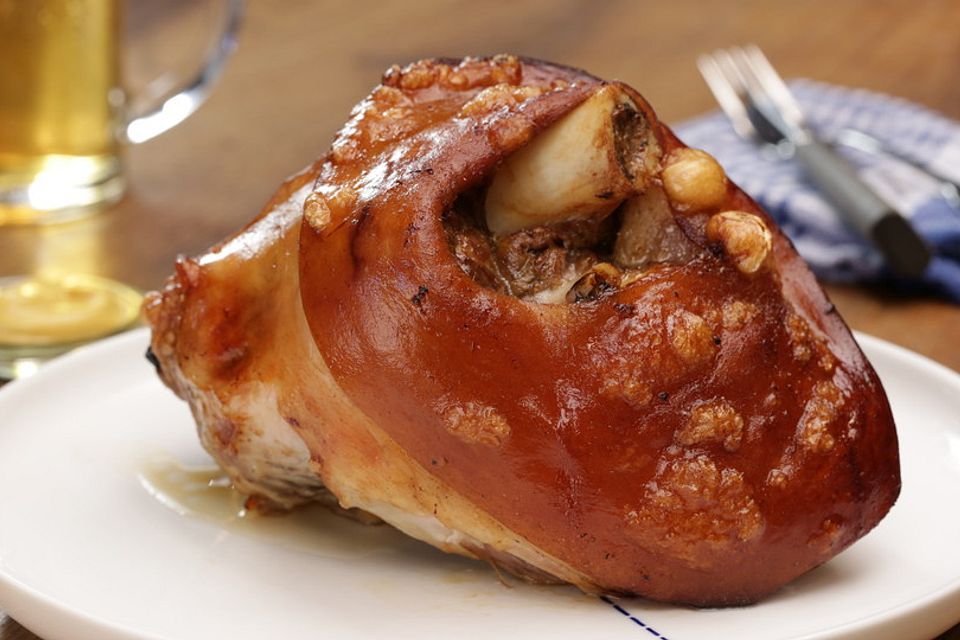 Knusprig gebratene Schweinshaxen