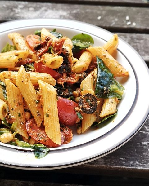 Italienischer Nudelsalat – mit Pesto und Rucola Italienischer Nudelsalat – mit Pesto und Rucola