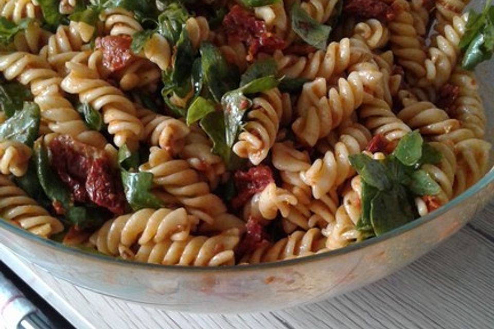 Eckis italienischer Nudelsalat mit Pesto