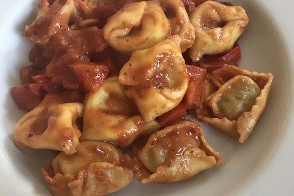 Tortellini mit Paprika - Sahnesoße alla Nana