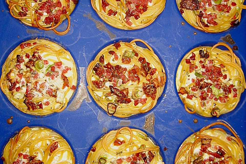 Spaghetti - Muffins mit Tomatensauce