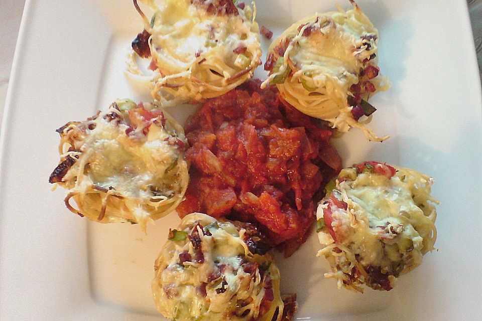 Spaghetti - Muffins mit Tomatensauce