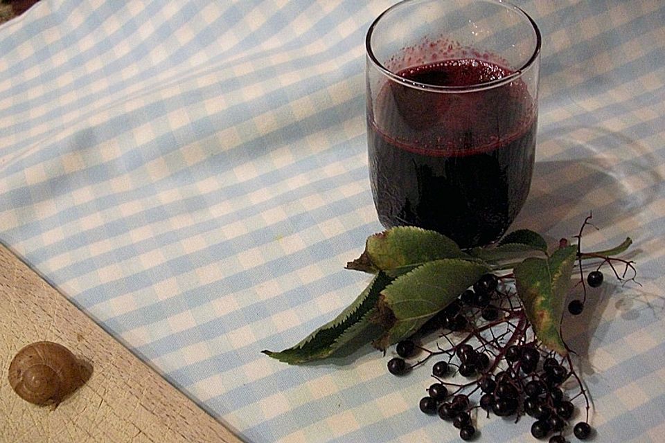 Fliederbeersaft / Holundersaft Fliederbeersaft / Holundersaft