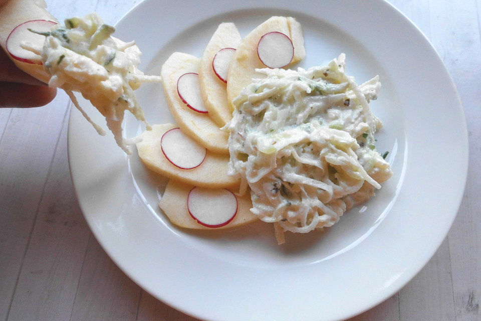 Gurken - Kohlrabi - Apfelsalat mit Frischkäse