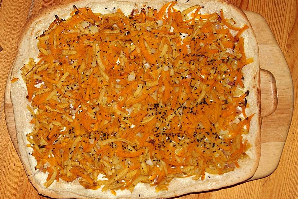 Kürbis - Flammkuchen mit Äpfeln, Koriander und Schwarzkümmel