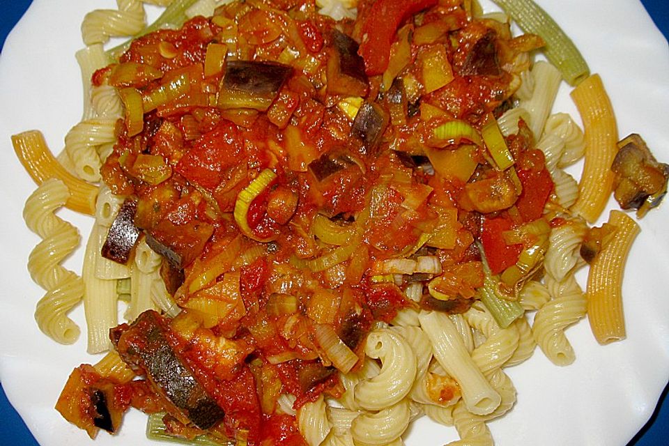 Nudeln mit Tomatensoße