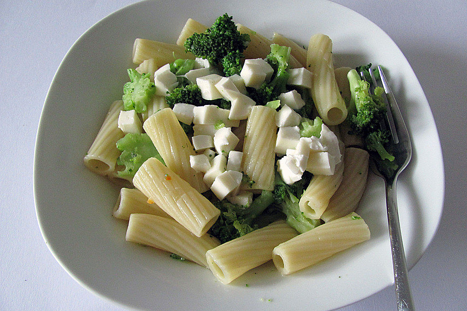 Penne mit Brokkoli - Mozzarella - Sugo