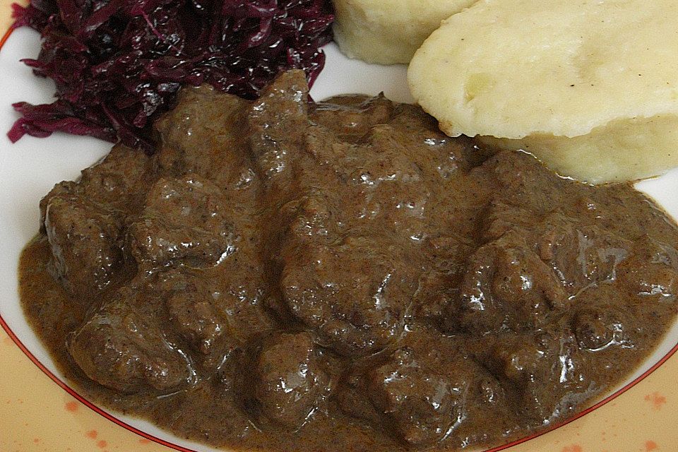 Hirsch - Ragout mit Rotweinsoße