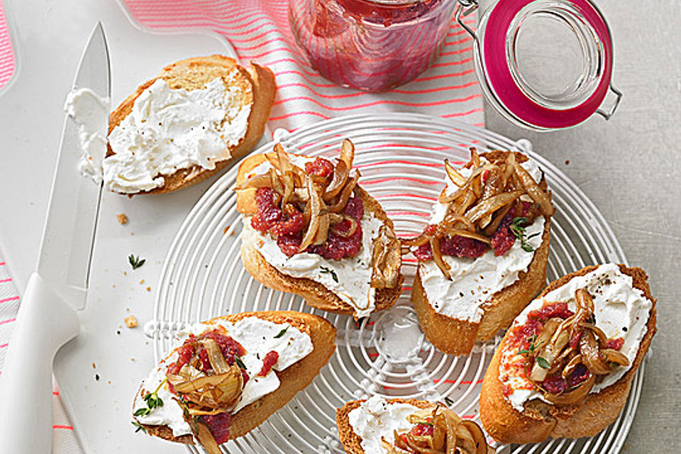 Crostini mit Ziegenfrischkäse, Zwiebeln und Feigenkonfitüre