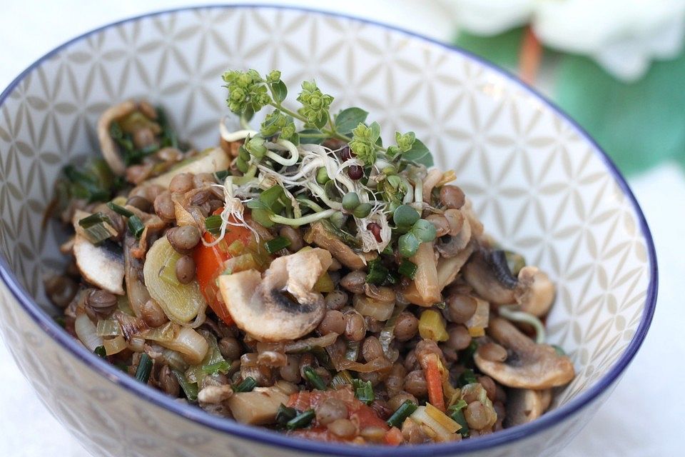 llles fixer, warmer Linsensalat mit Lauch und Champignons