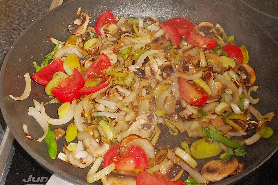 llles fixer, warmer Linsensalat mit Lauch und Champignons