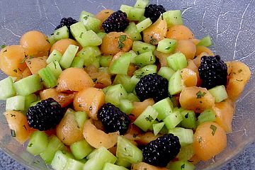 Gurken - Melonensalat mit Brombeeren