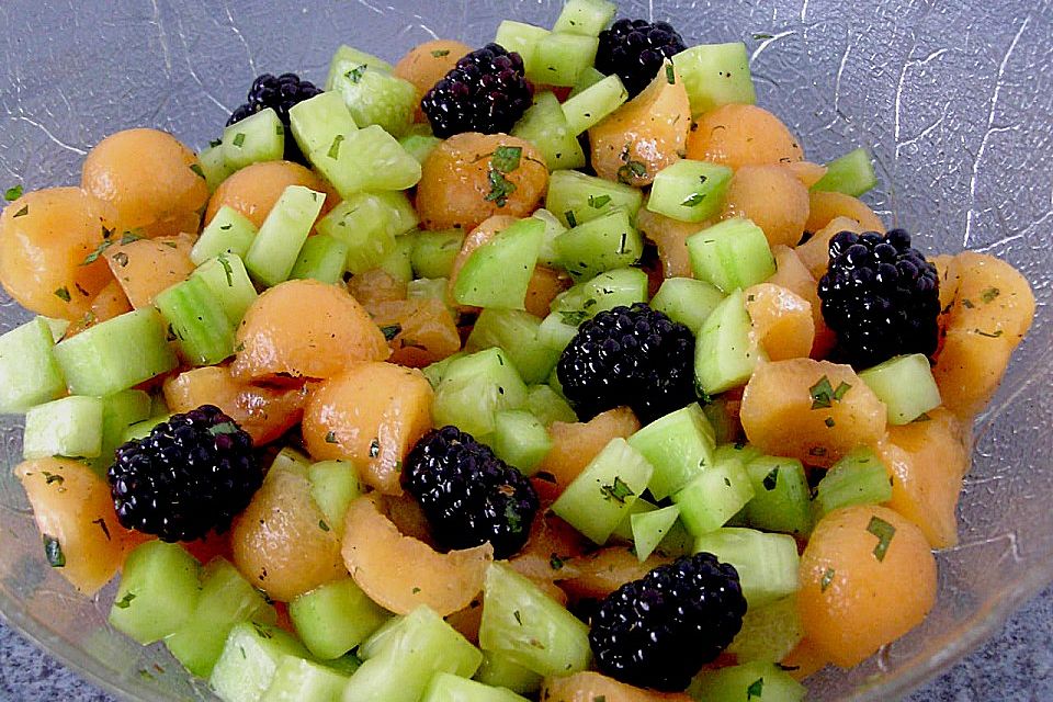 Gurken - Melonensalat mit Brombeeren