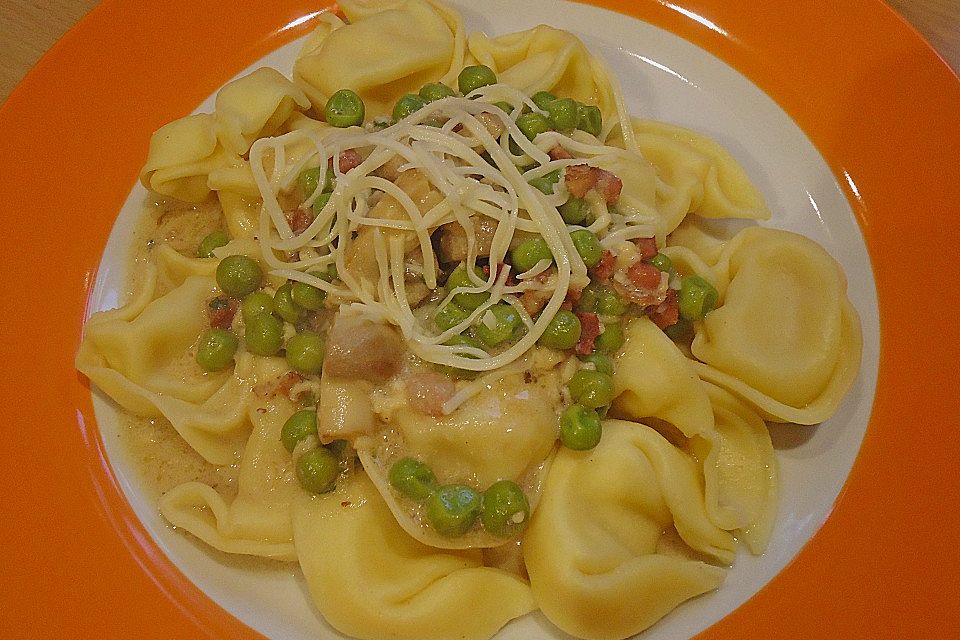 Tortellini mit Erbsen - Speck - Soße