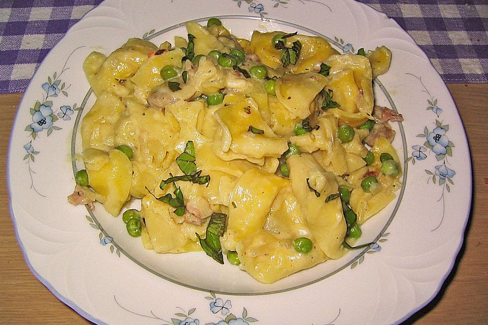 Tortellini mit Erbsen - Speck - Soße