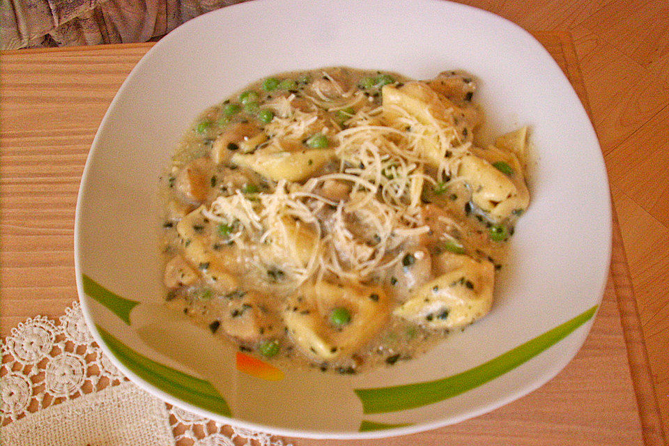 Tortellini mit Erbsen - Speck - Soße