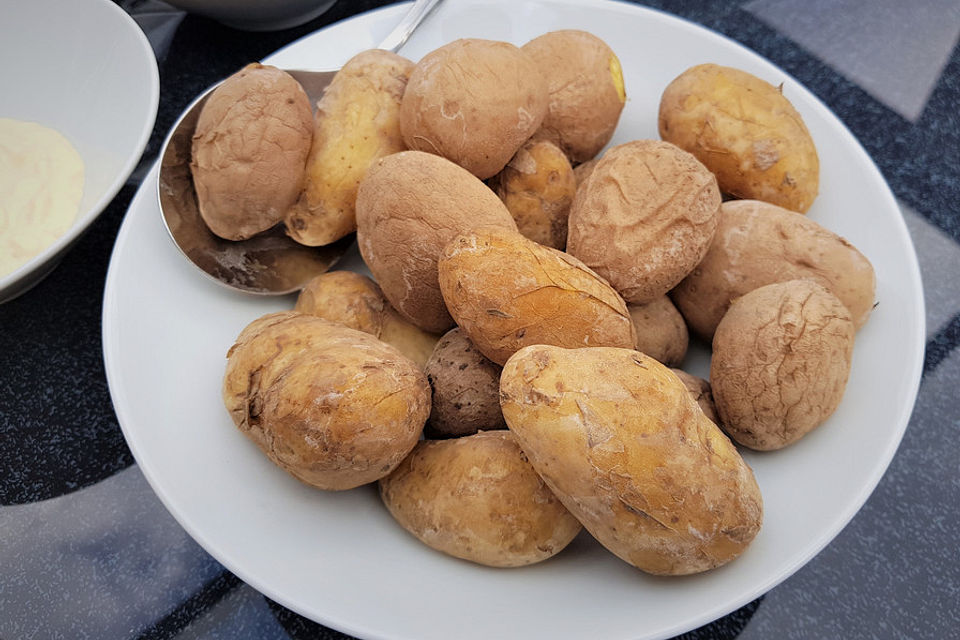 Kartoffeln in Salzkruste mit Knoblauchdip