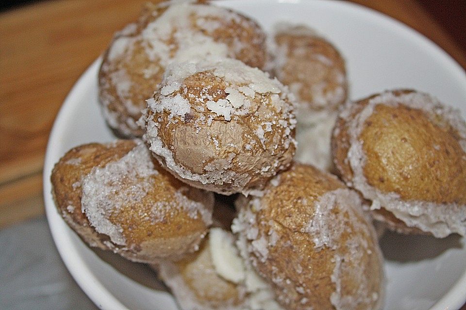 Kartoffeln in Salzkruste mit Knoblauchdip