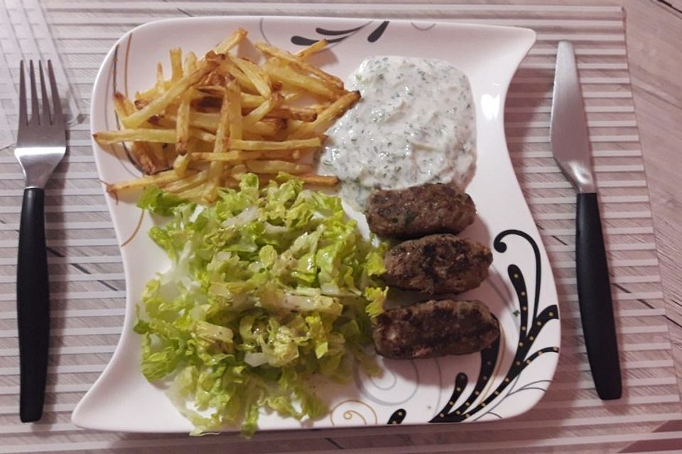 Türkische Hackröllchen mit Gurkenjoghurt und Salat