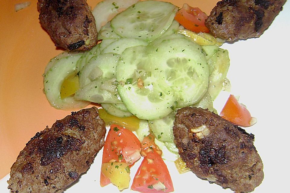 Türkische Hackröllchen mit Gurkenjoghurt und Salat