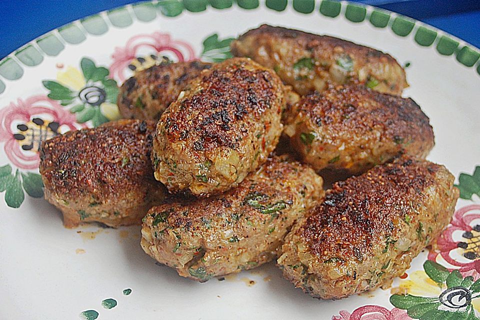 Türkische Hackröllchen mit Gurkenjoghurt und Salat