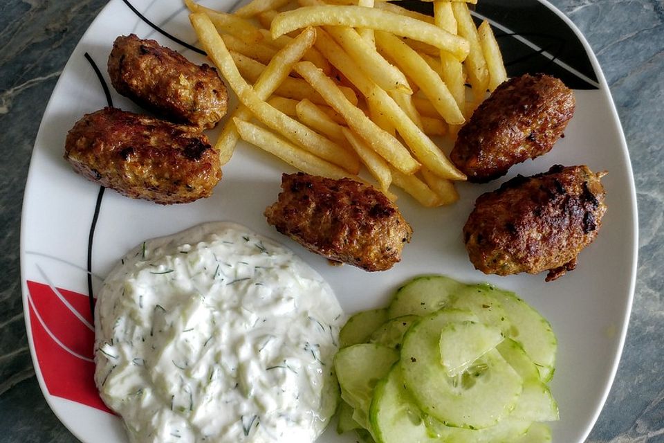 Türkische Hackröllchen mit Gurkenjoghurt und Salat