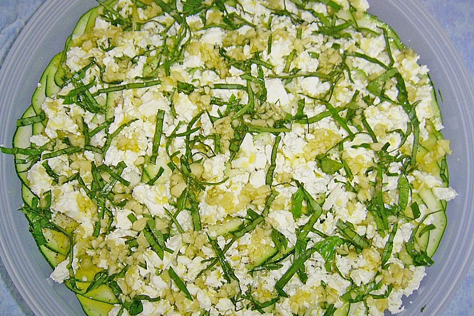 Zucchini - Vorspeisenteller mit Tomate und Feta